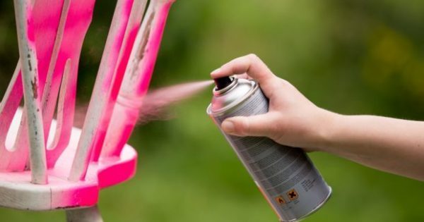 Featured Image for 11 DIY Ιδέες που Μπορείτε να Υλοποιήσετε Μόνο με Ένα Σπρέι!