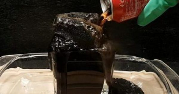 Αλήθεια, πώς αντιδρά ο ανθρώπινος ο οργανισμός στην Coca Cola – Ανατριχιαστικό πείραμα που είναι σωστό να δείτε … (vid)