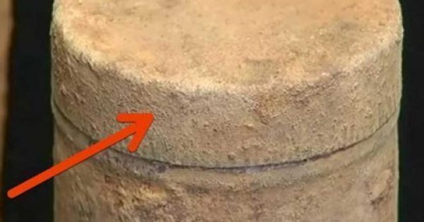 Featured Image for Βρήκαν ένα παλιό και σκουριασμένο κουτί μισοθαμμένο στο χώμα. Όταν το άνοιξαν, η Ζωή τους άλλαξε για πάντα!