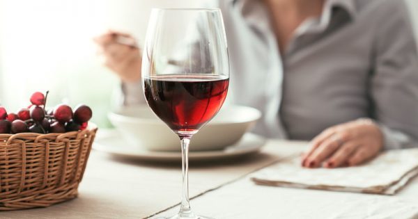 Κόκκινο κρασί: Σε ποια ποσότητα ενισχύει τη γυναικεία γονιμότητα
