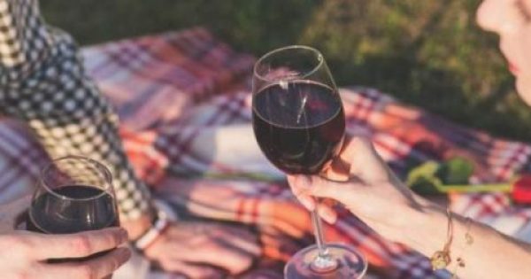 Featured Image for Νέα έρευνα: Ένα ποτηράκι κόκκινο κρασί πιθανόν και να αυξάνει τη γονιμότητα