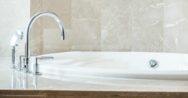 Αυτό Είναι το Μεγαλύτερο Λάθος που Κάνετε Όταν Καθαρίζετε την Μπανιέρα (VIDEO) Featured Image for Αυτό Είναι το Μεγαλύτερο Λάθος που Κάνετε Όταν Καθαρίζετε την Μπανιέρα (VIDEO)