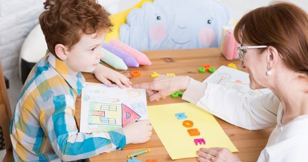 Featured Image for Αυτισμός: Ποια είναι τα συμπτώματα ανά ηλικία – Προσυμπτωματικά Ερωτηματολόγια Συμπεριφοράς