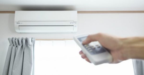 Έξυπνο Τρικ: Να Γιατί Πρέπει να Ανοίγετε το Κλιματιστικό πριν Ξεσκονίσετε Featured Image for Έξυπνο Τρικ: Να Γιατί Πρέπει να Ανοίγετε το Κλιματιστικό πριν Ξεσκονίσετε
