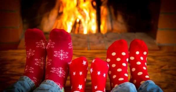 Featured Image for Xειμωνιάτικο DIY: Φτιάξτε Ένα Πανέμορφο Ψεύτικο Τζάκι!