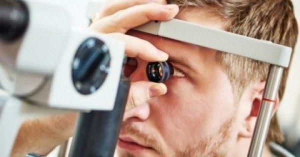 Featured Image for Τι συμβαίνει όταν «πετάει» το μάτι- Ποιες ασθένειες κρύβει….