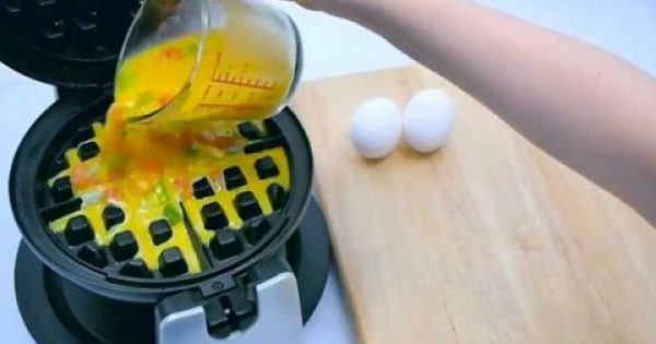 Έριξε ένα αυγό μέσα σε μια μηχανή για βάφλες και έφτιαξε κάτι υπέροχο – Δεν είχαμε καν την ιδέα ότι μπορεί να γίνει αυτό!