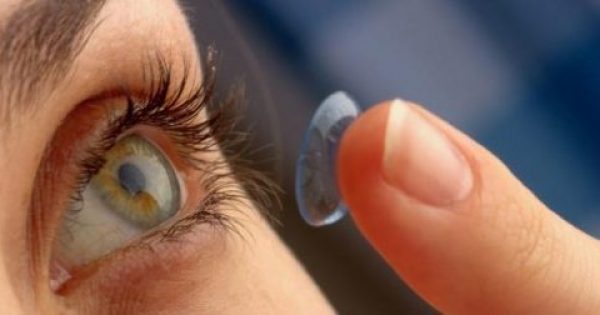Φακοί επαφής: Πότε κινδυνεύετε με βακτήρια στα μάτια