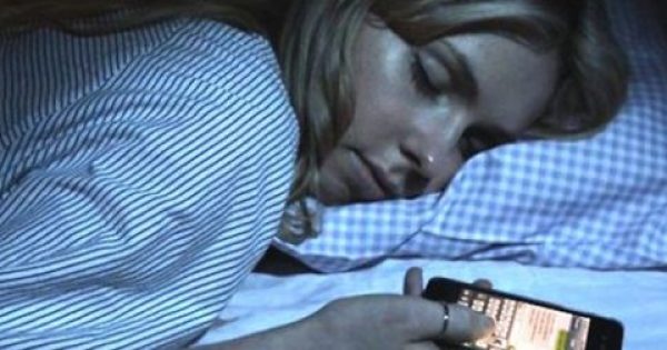 Κινητό δίπλα στο κρεβάτι: Ποια προβλήματα προκαλεί στον ύπνο