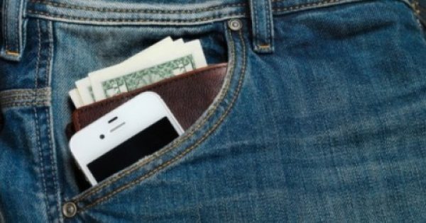 Ποτέ κινητό και πορτοφόλι στην τσέπη του παντελονιού – Δείτε γιατί