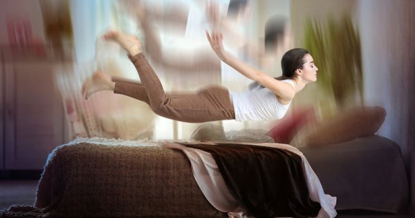 Featured Image for Γιατί νιώθουμε ότι πέφτουμε όταν μας παίρνει ο ύπνος;