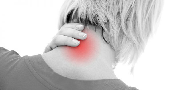 Πόνος στον αυχένα: Πού οφείλεται και πότε να συμβουλευτείτε γιατρό