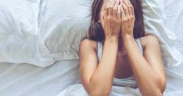 Featured Image for Τι μπορεί να συμβεί στο πρόσωπό σου όταν δεν πλένεις το μαξιλάρι σου!