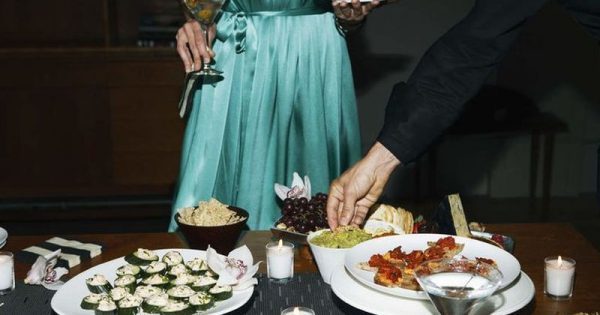 Featured Image for Πώς θα απολαύσεις «έξυπνα» τον γιορτινό μπουφέ και τι να αποφύγεις την επόμενη μέρα