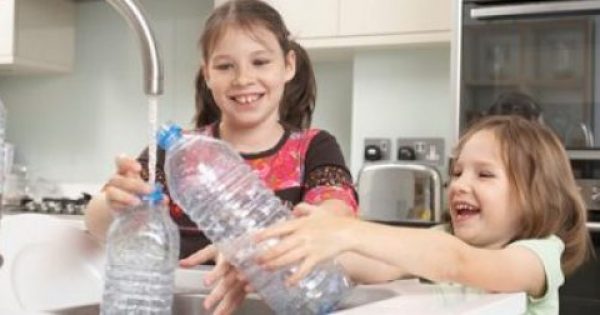 Featured Image for Ο σημαντικός λόγος που δεν πρέπει να ξαναγεμίζουμε με νερό ένα χρησιμοποιημένο πλαστικό μπουκάλι