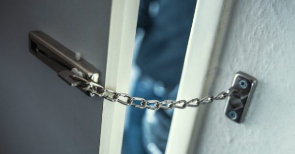 Featured Image for Το Τρικ που θα Τρομάξει τους Επίδοξους Ληστές που Προσπαθούν να Εισβάλλουν στο Σπίτι σας