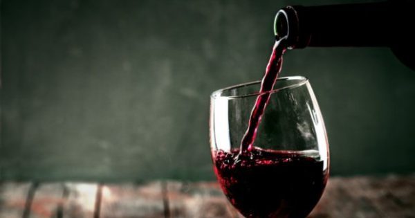 Featured Image for Το Τέλειο Τρικ για να Παγώσετε το Κρασί σε 10 Λεπτά