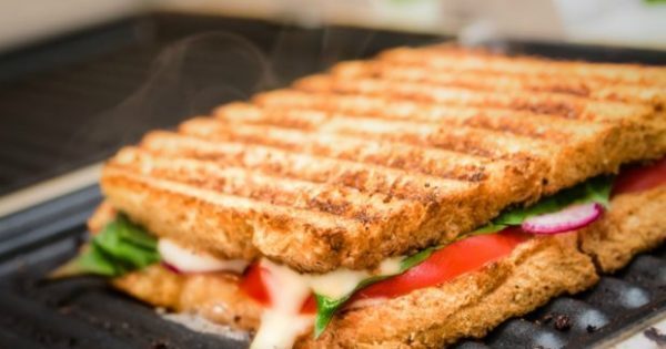 Featured Image for Πανέξυπνο Tip: Έτσι θα Καθαρίσετε την Τοστιέρα σας Χωρίς Τρίψιμο