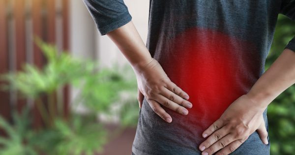 Featured Image for Πόνος στη μέση: Πότε δείχνει ανεύρυσμα, αρθρίτιδα, πέτρες στα νεφρά