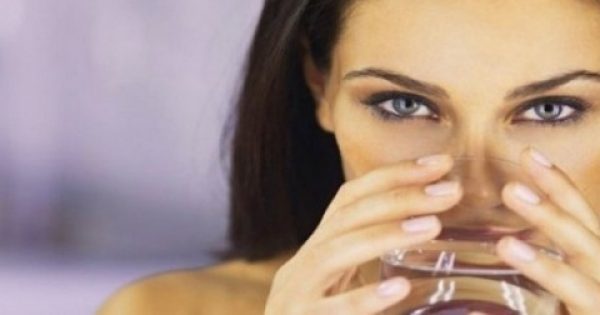 Πίνετε νερό με άδειο στομάχι το πρωί; Δείτε τι συμβαίνει στον οργανισμό σας