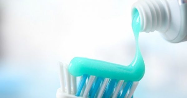 Featured Image for Τι Σημαίνουν οι Χρωματιστές Λωρίδες στο Κάτω Μέρος της Οδοντόκρεμας;