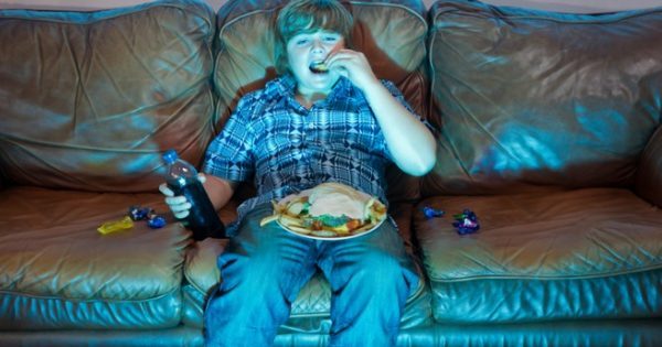 Η TV «φταίει» για την κακή διατροφή των νέων – Τι ρόλο παίζουν οι διαφημίσεις