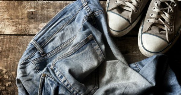 Featured Image for Καθαρίστε τα Τζιν Χωρίς να τα Πλύνετε με Αυτόν τον Περίεργο Τρόπο