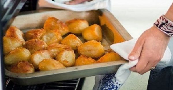 Featured Image for Πατάτες φούρνου τραγανές σαν τηγανιτές με ένα απλό κολπάκι!!
