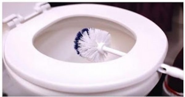 Featured Image for Αφήνει το βουρτσάκι στη Λεκάνη για 10 λεπτά – Ο λόγος; ΤΕΛΕΙΟ, θα το κάνετε κι εσείς… [video]