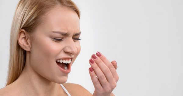 Πρωινή κακοσμία στόματος: 3 πιθανές αιτίες και 4 tips για να την αντιμετωπίσετε!!!