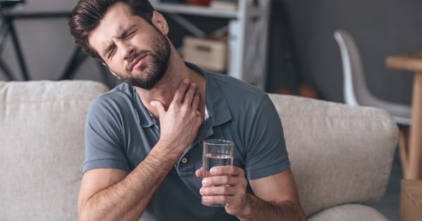 Featured Image for Πονόλαιμος: Πότε κάνουν καλό τα κρύα και πότε τα ζεστά ροφήματα