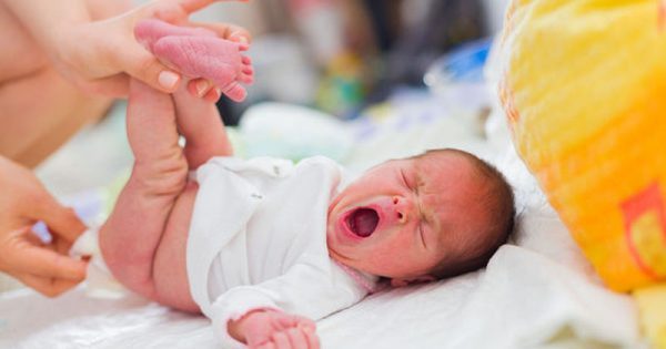 Φροντίδα μωρού: Πώς πρέπει να περιποιείστε το μωρό σας (ντύσιμο και καθαριότητα)