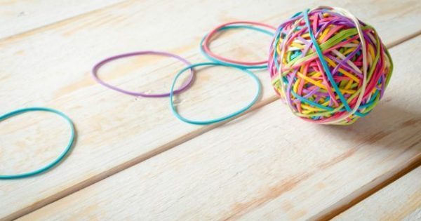 Featured Image for Λαστιχάκια: 11 Τρόποι να τα Χρησιμοποιήσετε Μέσα στο Σπίτι