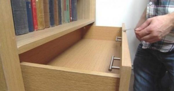 Featured Image for Έβγαλε τα Χερούλια από το Συρτάρι και τα Βίδωσε από την μέσα Πλευρά. Ο Λόγος; Ο,τι πιο Έξυπνο είδαμε εδώ και Καιρό!