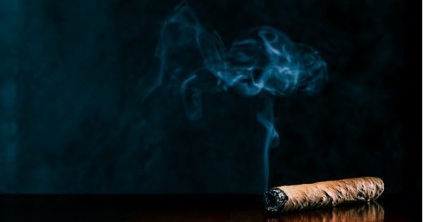 Featured Image for Κάπνισμα: Πούρα και πίπες κρύβουν αυξημένο κίνδυνο για καρκίνο και πρόωρο θάνατο