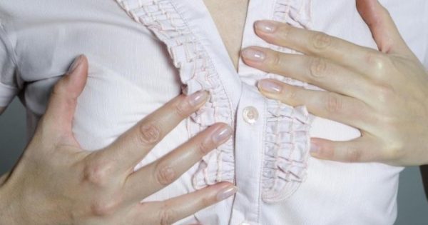 Πόνος στο στήθος πριν την περίοδο: Γιατί συμβαίνει – Πώς θα τον μειώσετε [vid]