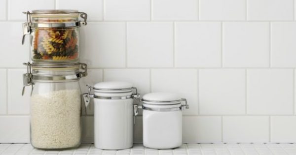 Βήμα-Βήμα Πώς θα Καθαρίσετε τα Πλακάκια της Κουζίνας σας!