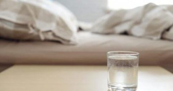 Να γιατί δεν πρέπει να πίνετε νερό από το ποτήρι που έχετε δίπλα στο κρεβάτι σας