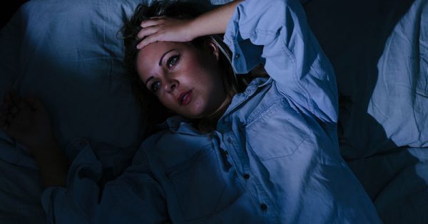 Ξυπνάτε τη νύχτα; 5 κοινές αιτίες & τι μπορείτε να κάνετε