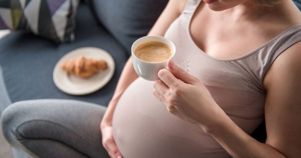 Featured Image for Παιδική παχυσαρκία: Ο κίνδυνος από την κατανάλωση καφεΐνης στην εγκυμοσύνη