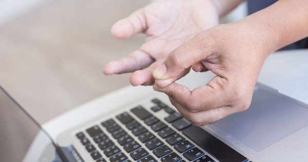 Featured Image for Χέρια και πόδια που μουδιάζουν: 7 πιθανές αιτίες μέσα από εικόνες