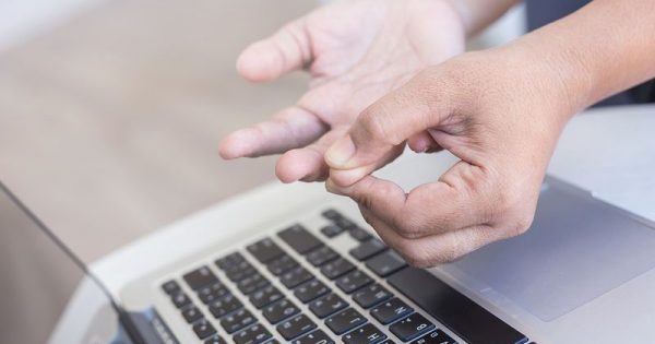 Featured Image for Χέρια και πόδια που μουδιάζουν: 7 πιθανές αιτίες μέσα από εικόνες!!!