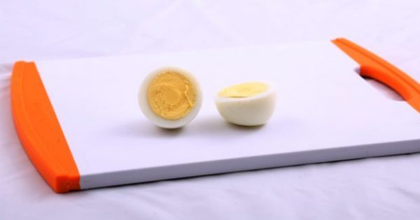 Featured Image for Ένας Πανέξυπνος Τρόπος για να Χρησιμοποιήσετε μια Επιφάνεια Κοπής Εκτός Κουζίνας