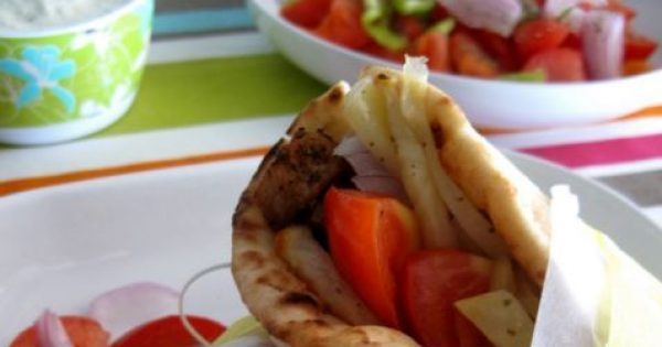 Featured Image for Πάρτε βαθιά ανάσα: Πόσες θερμίδες έχει ένα σουβλάκι και πόσες μια χωριάτικη σαλάτα…