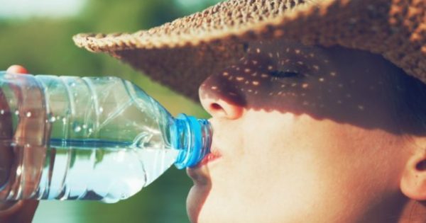 Ο πιο Έξυπνος Τρόπος για να Διατηρείτε το Νερό σας Κρύο Εκτός Σπιτιού