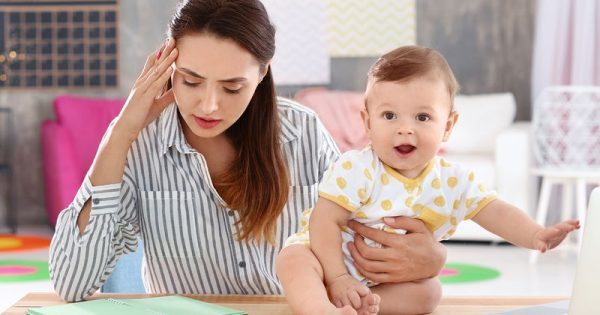 Όταν η καθημερινότητα μιας μαμάς είναι πονοκέφαλος – Συμβουλές για να απολαύσετε τη μητρότητα