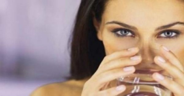 Οι πέντε λόγοι που πρέπει να πίνουμε νερό το πρωί με άδειο στομάχι