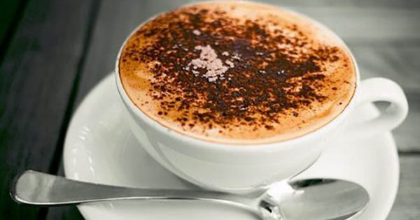 4 λόγοι για τους οποίους πρέπει να προσθέτεις κανέλα στον καφέ σου!