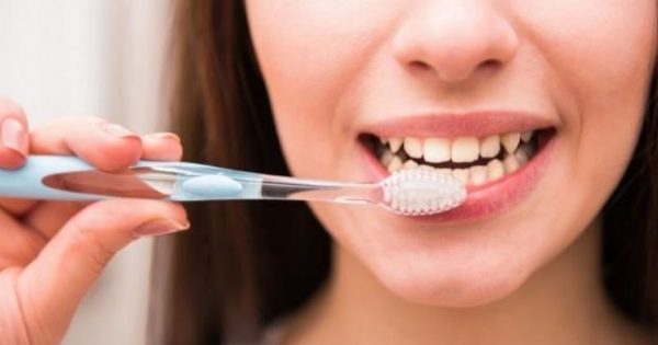 Περιοδοντίτιδα: Προστατέψτε την υγεία των δοντιών σας με την σωστή οδοντόβουρτσα