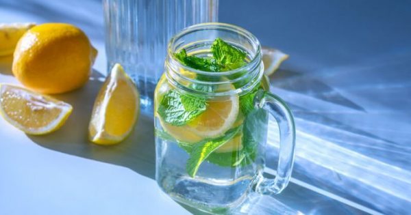 Πίνετε νερό με λεμόνι; Να τι συμβαίνει στο σώμα σας